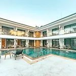 S-cape Otel *