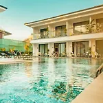 S-cape Otel *