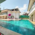 S-cape Otel