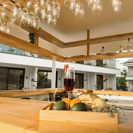 S-cape Hotel *