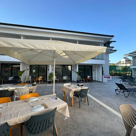 S-cape Hotel *