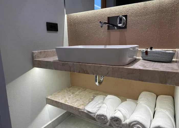 S-cape Hotel *