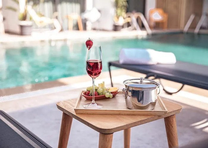S-cape Hotel *